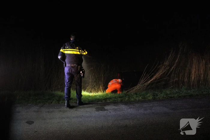 Auto te water nadat bestuurder bocht mist