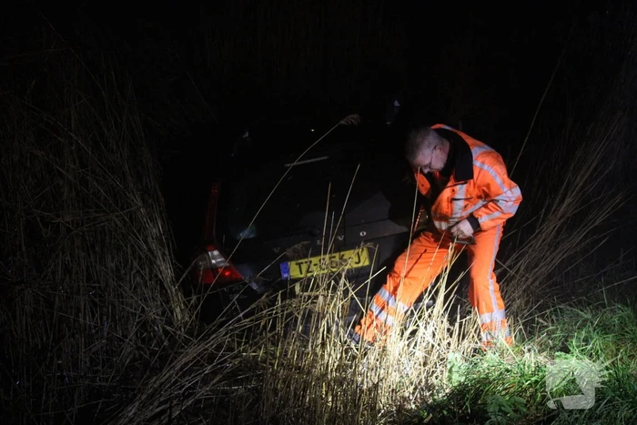 Auto te water nadat bestuurder bocht mist