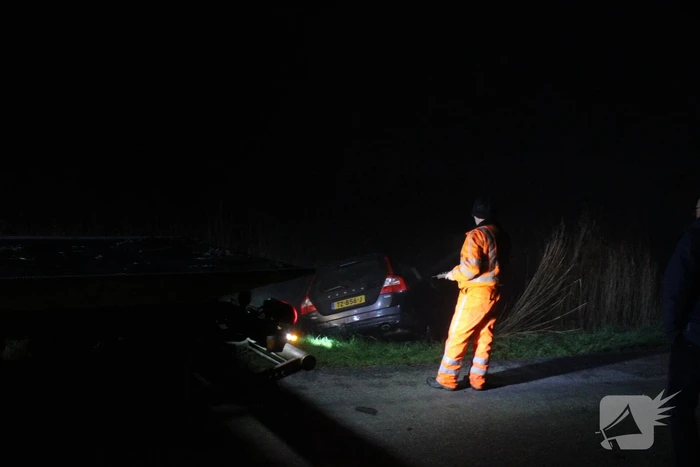 Auto te water nadat bestuurder bocht mist
