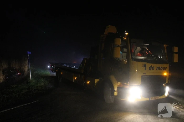 Auto te water nadat bestuurder bocht mist