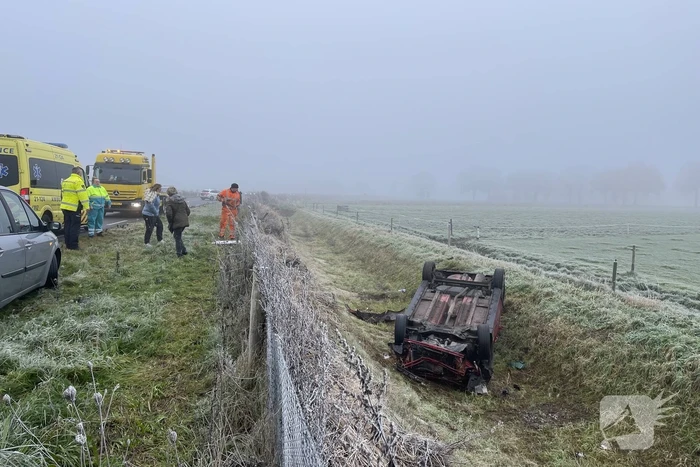Gewonde nadat automobilist op zijn kop in droge sloot belandt