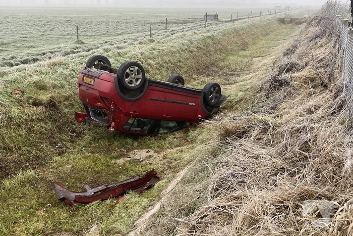 Gewonde nadat automobilist op zijn kop in droge sloot belandt