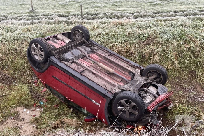 Gewonde nadat automobilist op zijn kop in droge sloot belandt