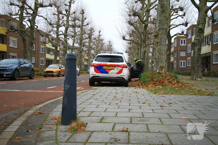 Auto klapt op paaltje