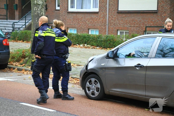 Auto klapt op paaltje
