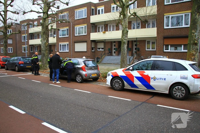 Auto klapt op paaltje