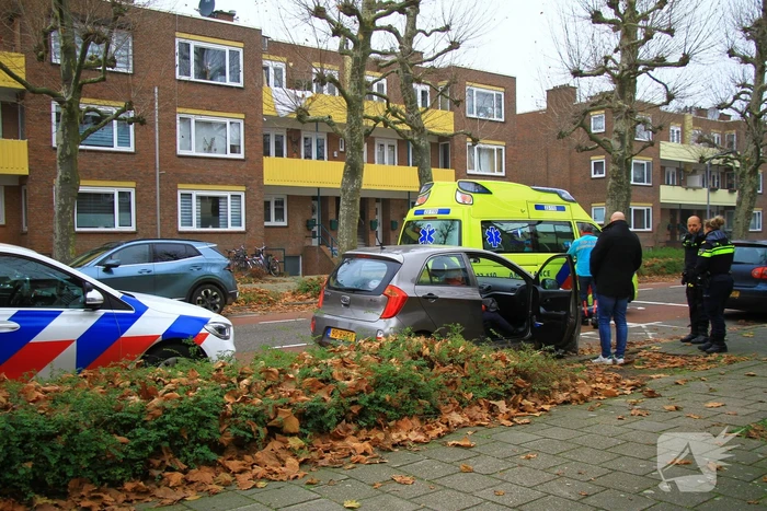 Auto klapt op paaltje