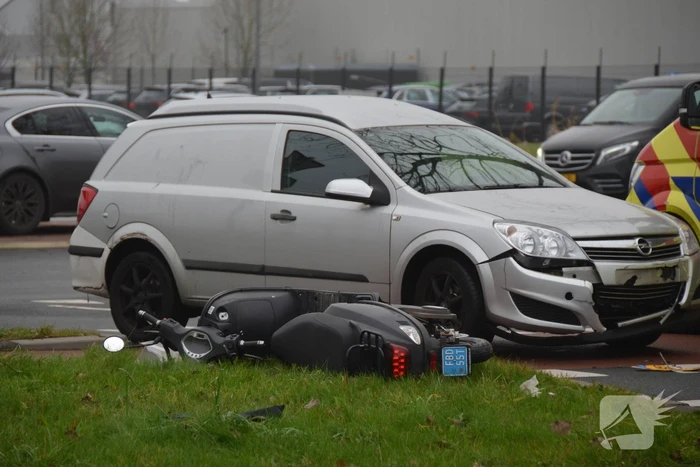 Scooterrijder gewond na harde botsing met auto