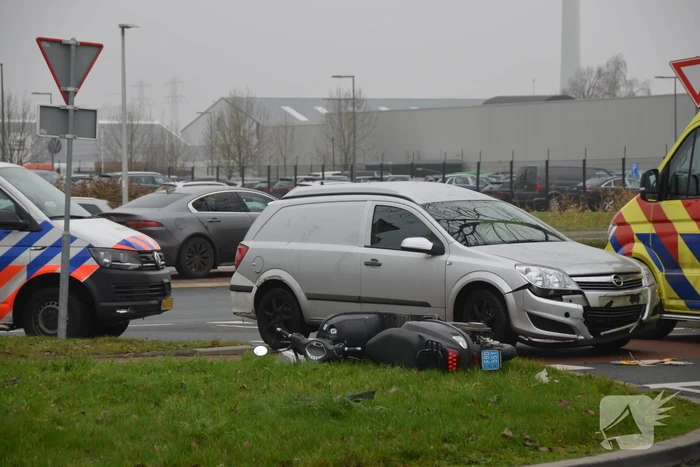 Scooterrijder gewond na harde botsing met auto