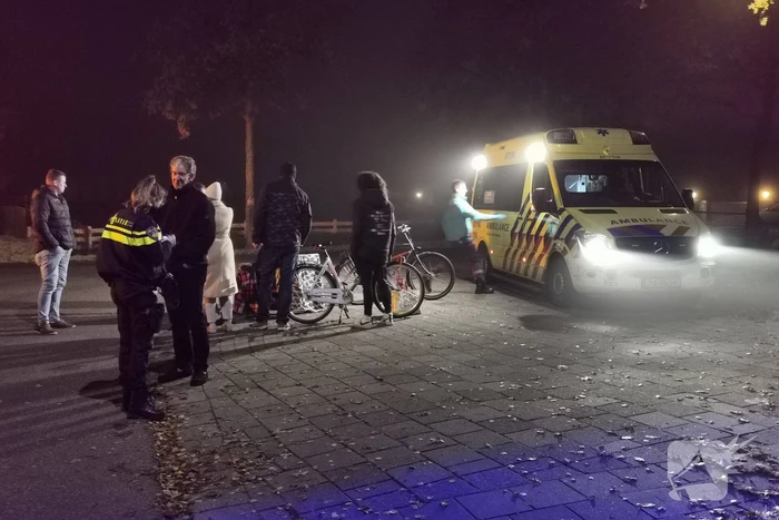 Afslaande automobilist ziet fietser over het hoofd