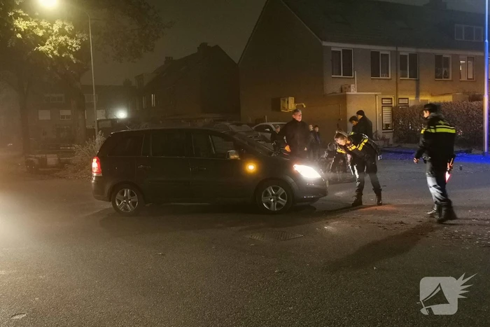 Afslaande automobilist ziet fietser over het hoofd