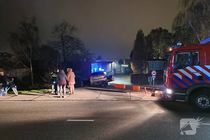 Auto dreigt van dijk te rijden