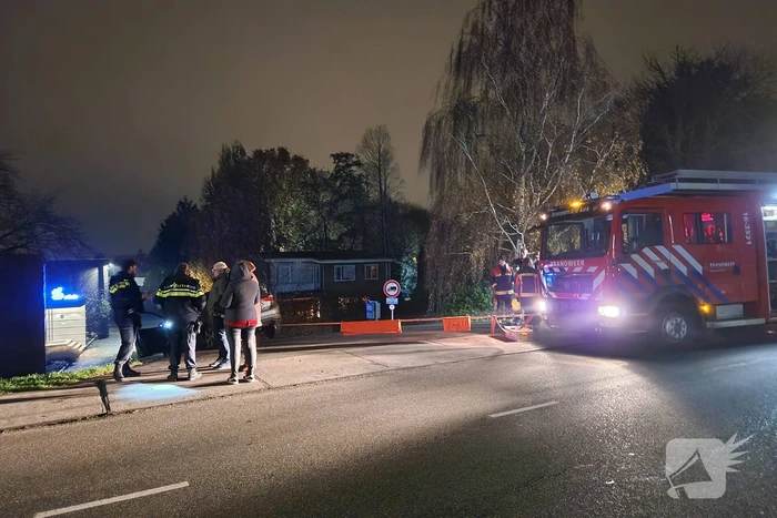 Auto dreigt van dijk te rijden