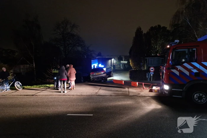 Auto dreigt van dijk te rijden