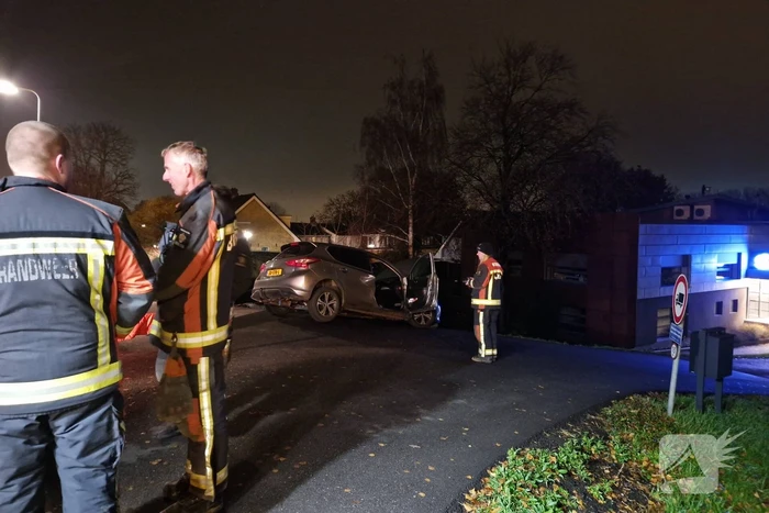 Auto dreigt van dijk te rijden