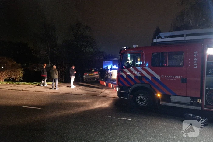 Auto dreigt van dijk te rijden