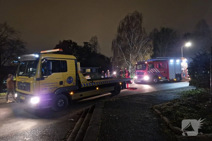 Auto dreigt van dijk te rijden
