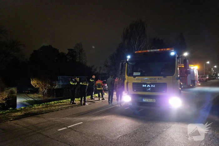 Auto dreigt van dijk te rijden