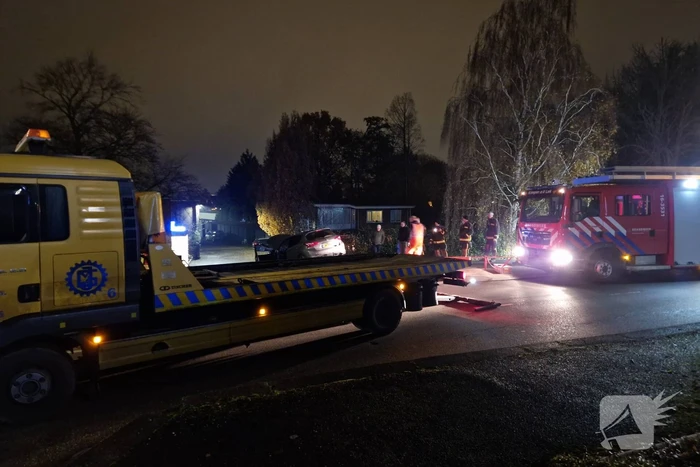 Auto dreigt van dijk te rijden