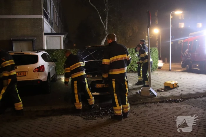 Kat zit vast in motor van auto