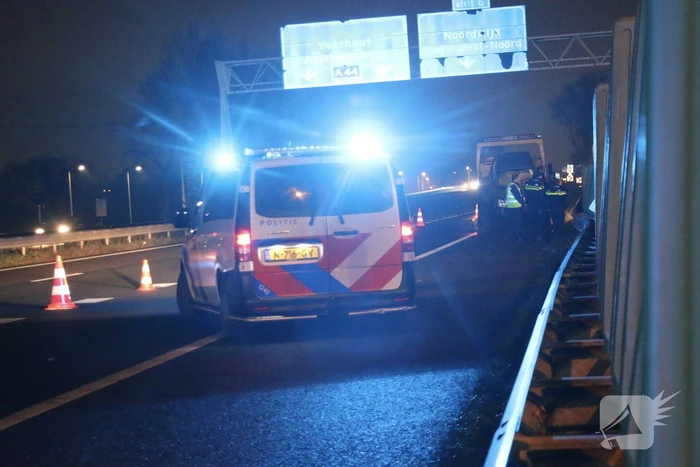 Auto belandt in vangrail