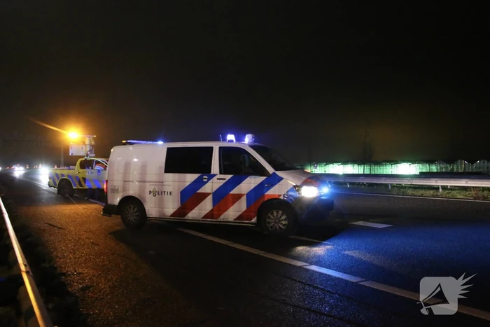 Auto belandt in vangrail