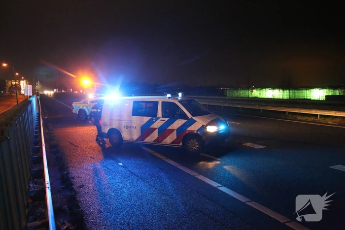 Auto belandt in vangrail