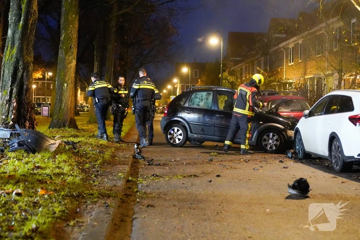 Bestuurder verliest macht over het stuur
