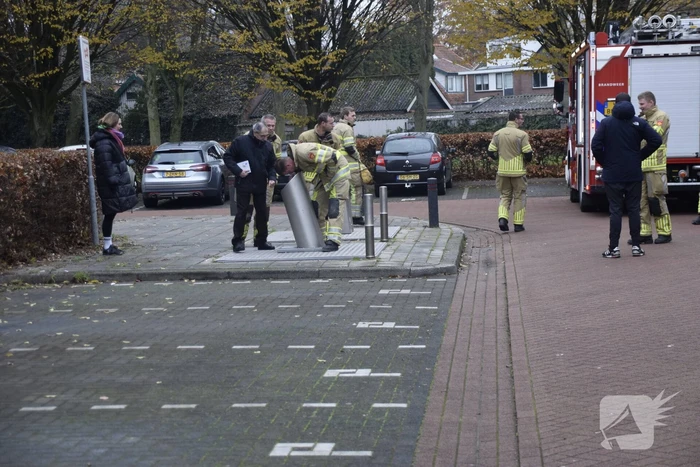Brandweer vist sleutelbos op uit container