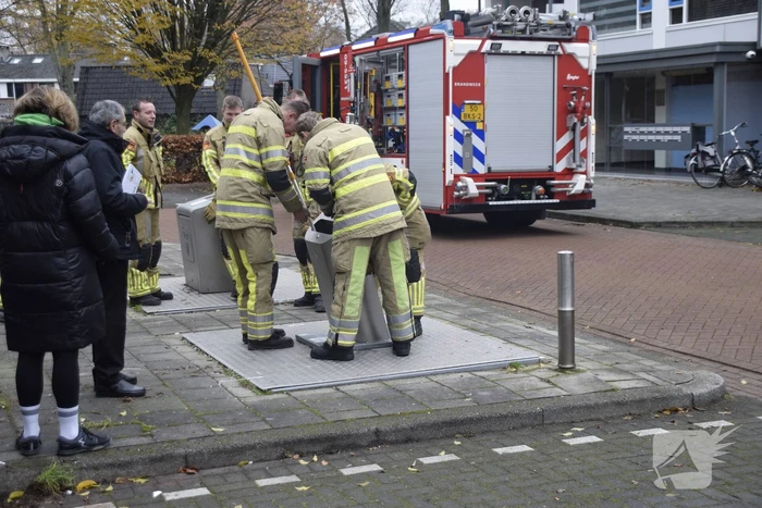 Brandweer vist sleutelbos op uit container