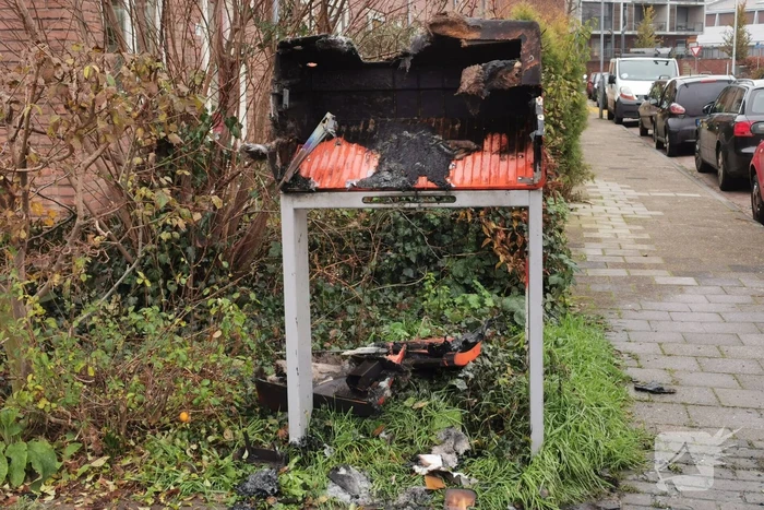 Brievenbus brandt volledig uit