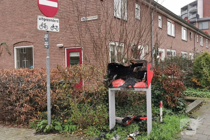 Brievenbus brandt volledig uit