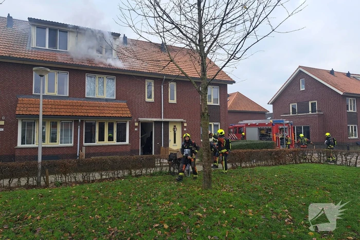 Veel rook uit dakkapel bij woningbrand