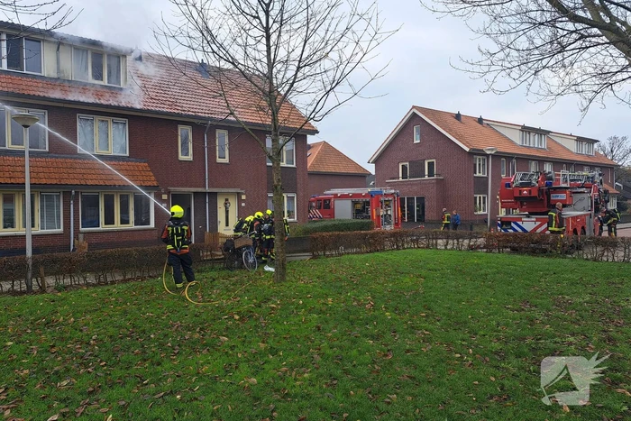 Veel rook uit dakkapel bij woningbrand