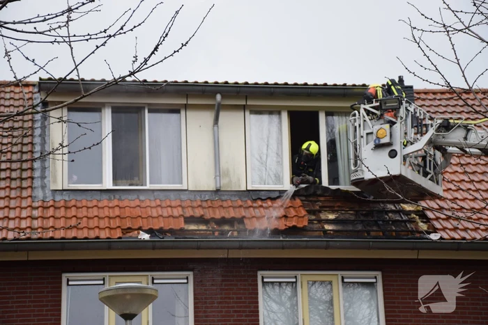 Veel rook uit dakkapel bij woningbrand