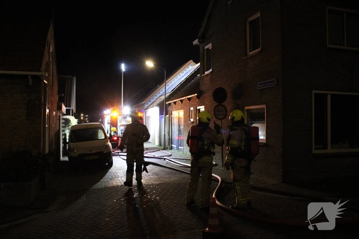 Bewoners opgeschrikt na brand achter woning