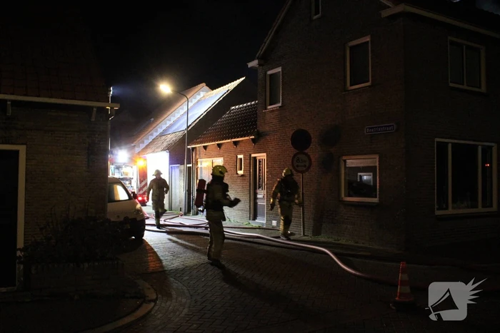 Bewoners opgeschrikt na brand achter woning