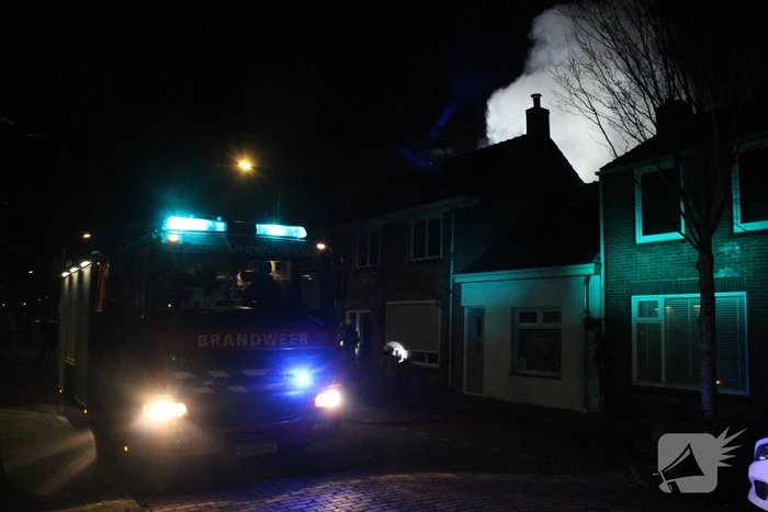 Bewoners opgeschrikt na brand achter woning