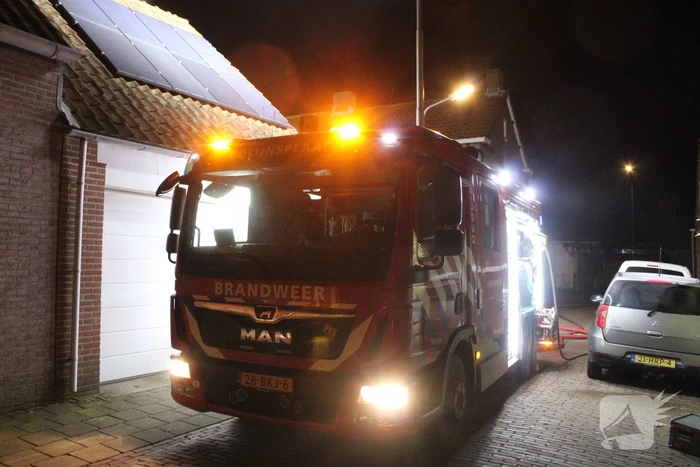 Bewoners opgeschrikt na brand achter woning