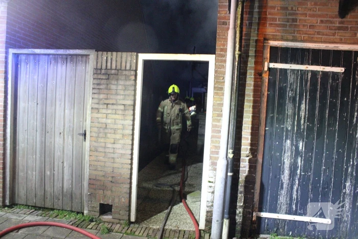 Bewoners opgeschrikt na brand achter woning