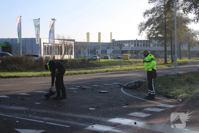 Flinke schade bij botsing tussen bestelbus en auto
