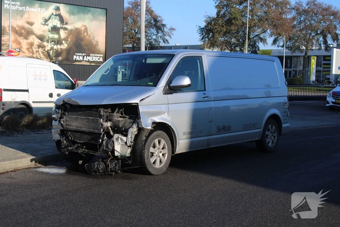 Flinke schade bij botsing tussen bestelbus en auto