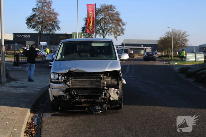 Flinke schade bij botsing tussen bestelbus en auto
