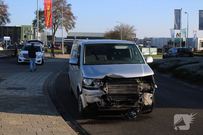 Flinke schade bij botsing tussen bestelbus en auto