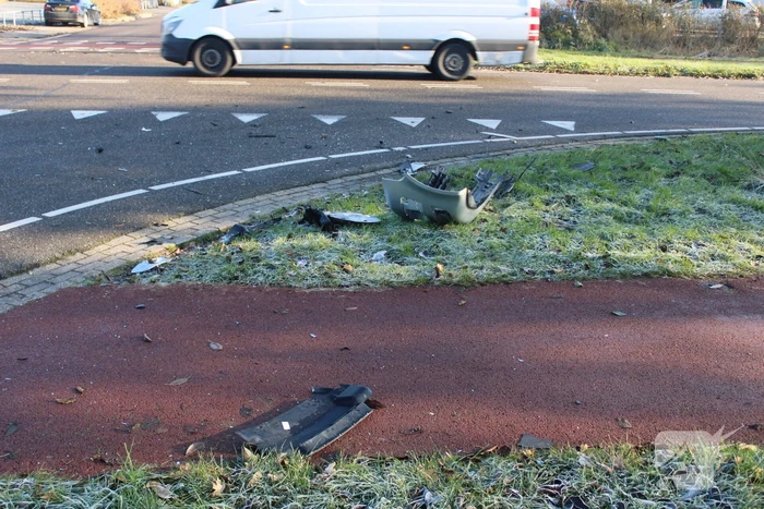 Flinke schade bij botsing tussen bestelbus en auto
