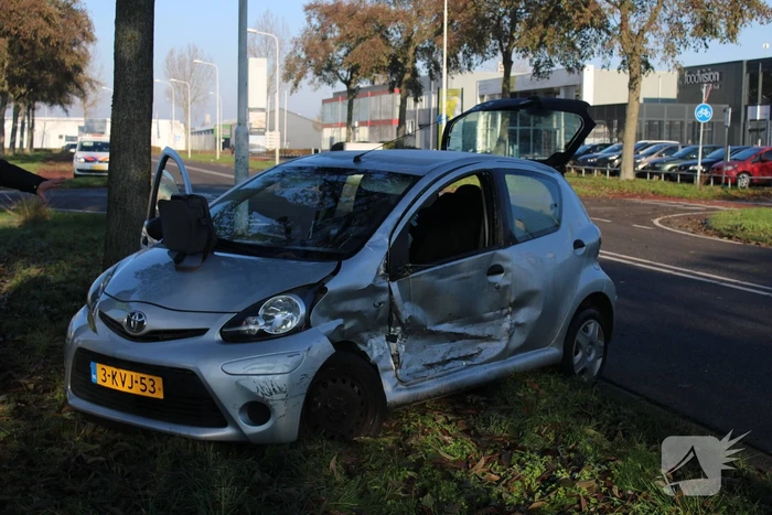 Flinke schade bij botsing tussen bestelbus en auto