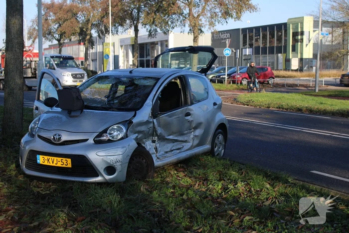 Flinke schade bij botsing tussen bestelbus en auto