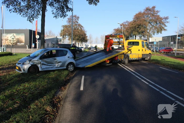 Flinke schade bij botsing tussen bestelbus en auto