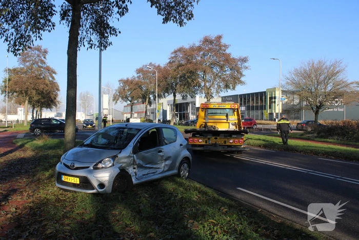 Flinke schade bij botsing tussen bestelbus en auto