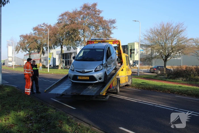 Flinke schade bij botsing tussen bestelbus en auto